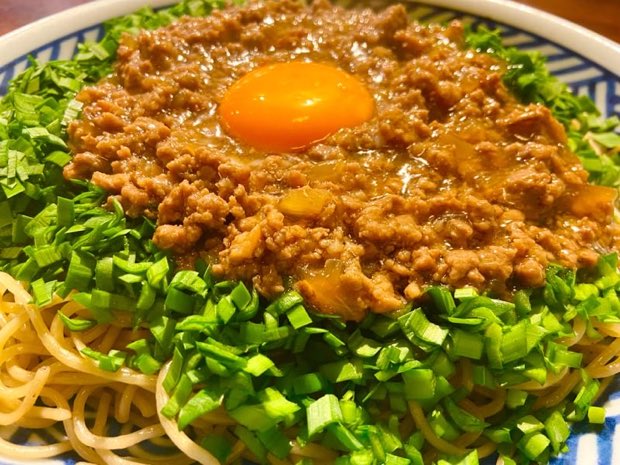 肉餡かけのピリ辛ニラ焼そば